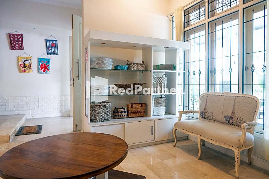 Londres Bed and Breakfast RedPartner near Gembira Loka Zoo