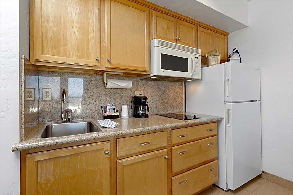 Beach House Inn & Suites