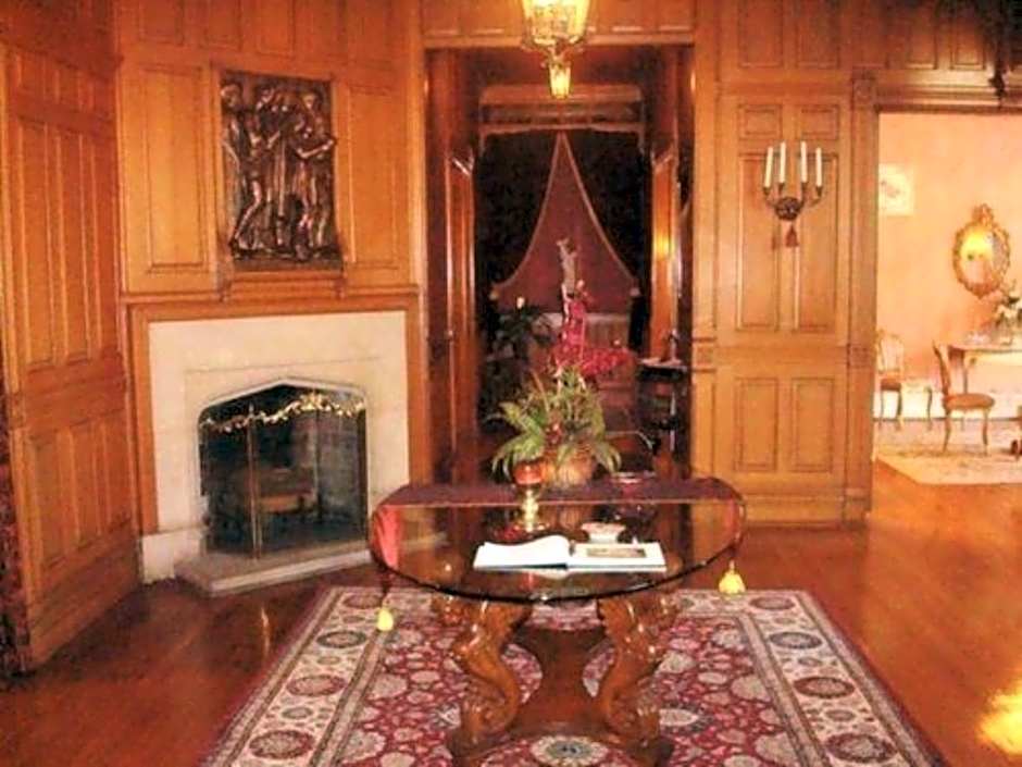 Alexander Mansion  Bed and Breakfast