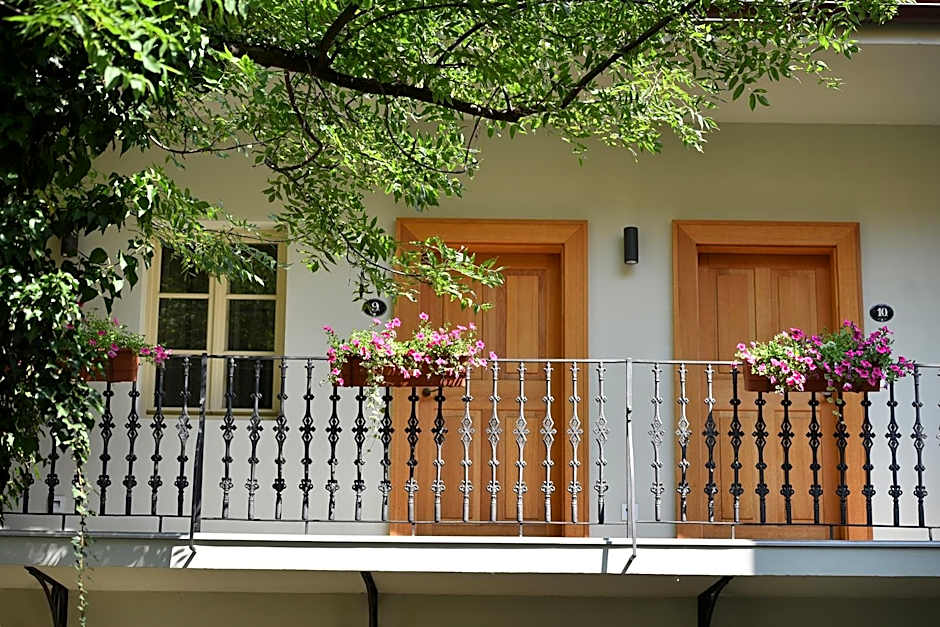 Hotel At the White Lily