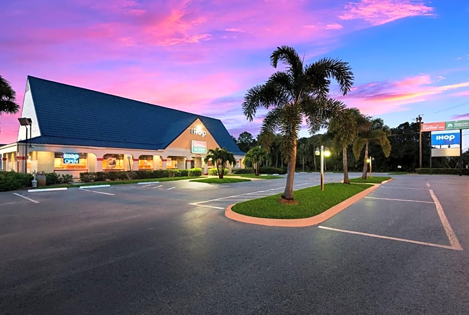 HomeTowne Studios by Red Roof Vero Beach - I-95