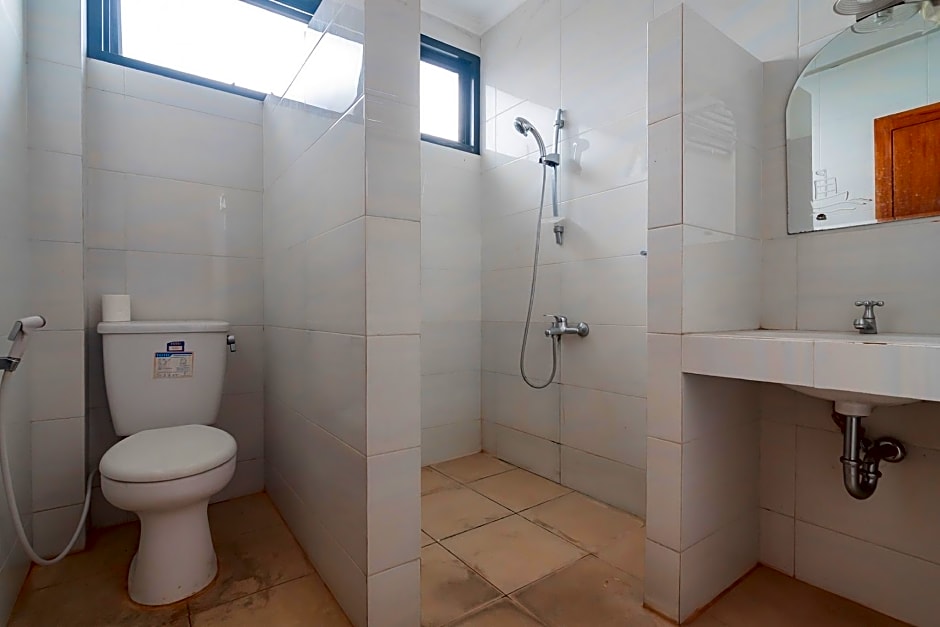 RedDoorz near Sukabumi Station 2