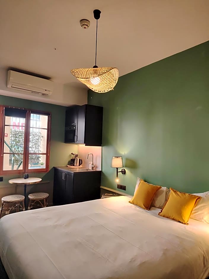 Le Village Montmartre by Hiphophostels