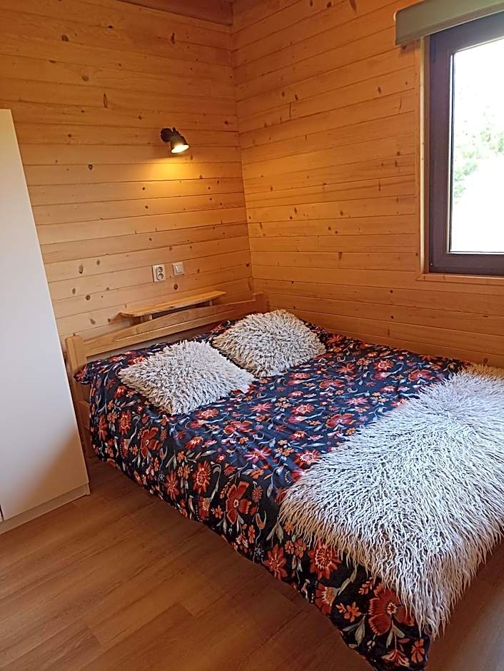 Domki i apartamenty nad jeziorem solińskim z basenem I widokiem na góry