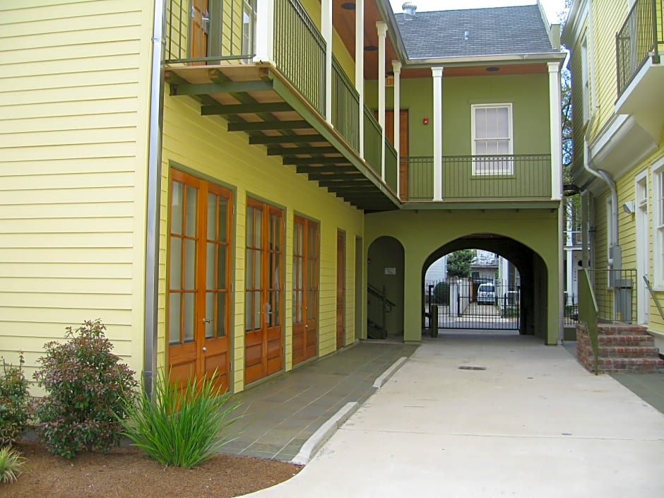 Prytania Oaks Hotel