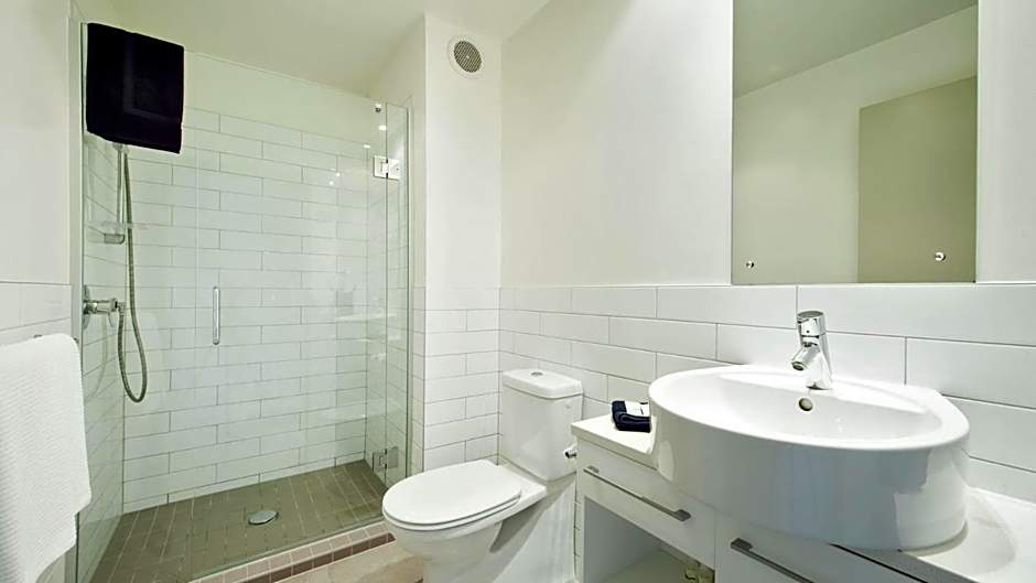 Hananui Lodge and Apartments