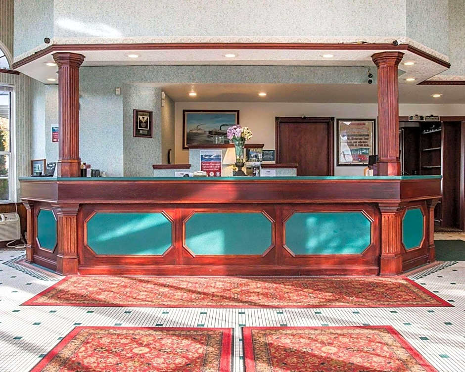 Clarion Hotel Mackinaw City Beachfront