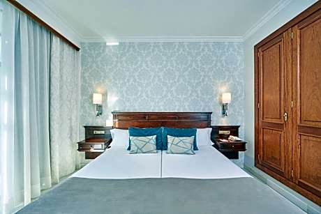 Double or Twin Room (2 Adults + 1 Child)