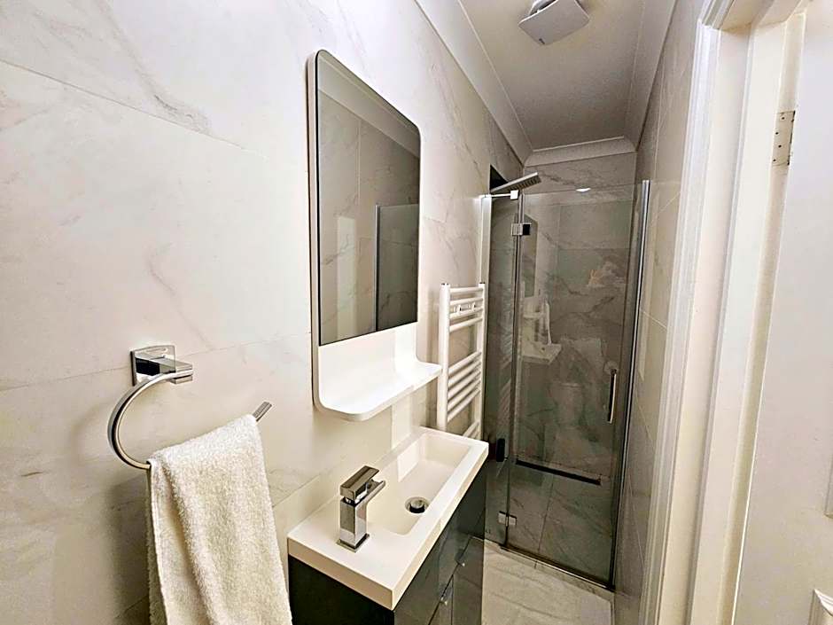 Stunning Hyde Park Home, Ground Floor Maisonette, Duplex, near Tube Metro Stations