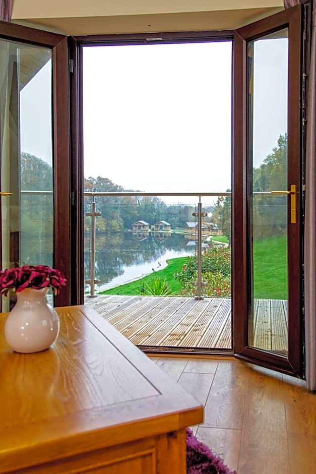 Canada Lodge and Lake