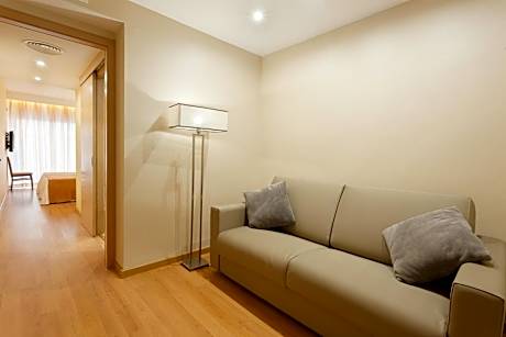 Family Room (2 Adults + 2 Children)