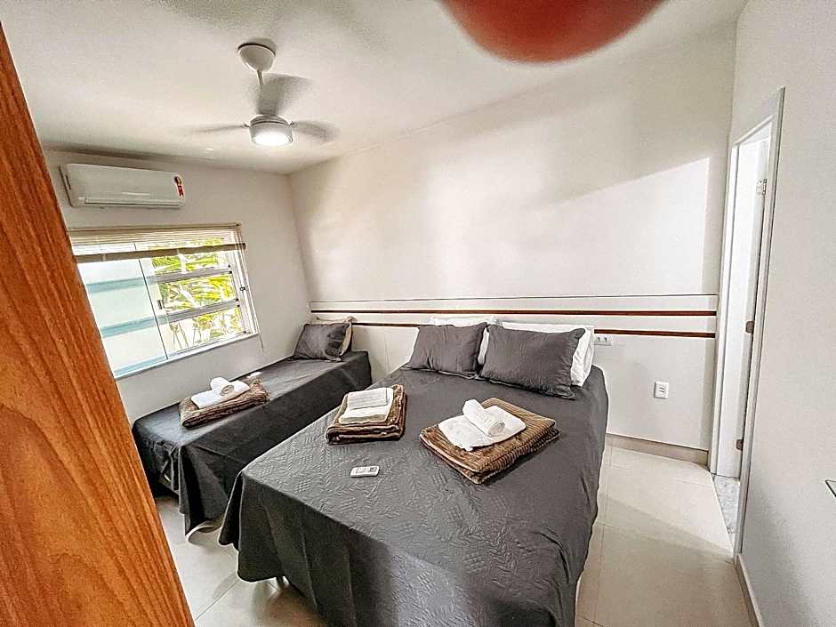 Apto Térreo com 2 quartos (ambos com ar split), sendo 1 suíte, internet privativa 300MBPS, no Residencial Vila Regina, condominio com piscina e área gourmet bem próximo a praia de Taperapuã