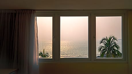 Ocean view window, 1 king bed