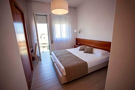 Double or Twin Room with Side Sea View - Beach Access