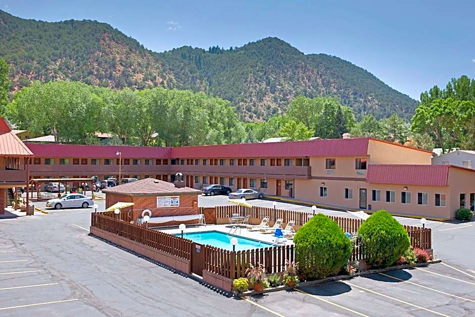 Glenwood Springs Cedar Lodge