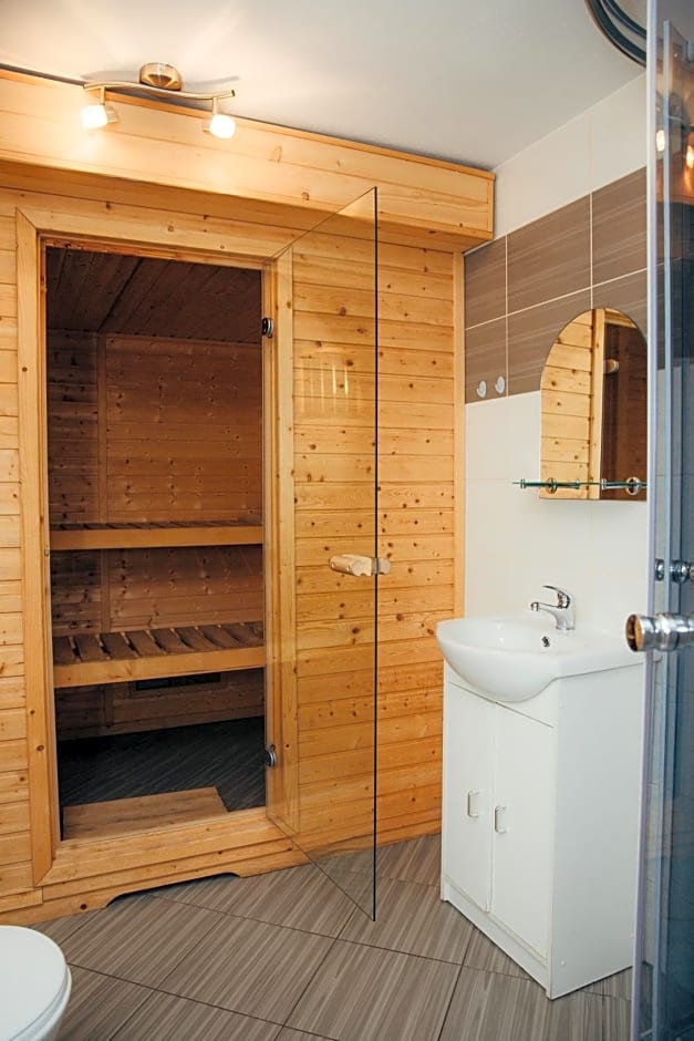 Domek Aleksander z basenem, banią ruską i sauną