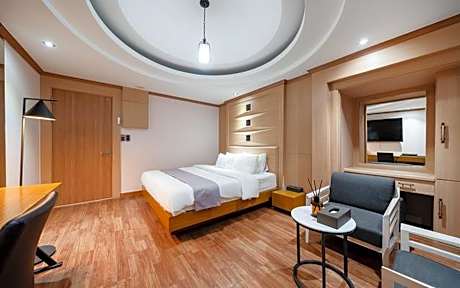 Suwon (Ingyedong) Central Plaza Hotel