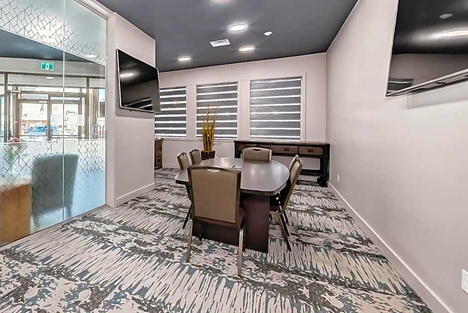 Invermere Inn & Suites