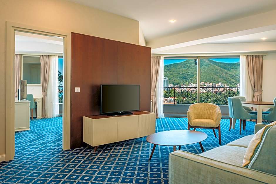 Photo 1 of 8 of Family Suite, Sea View
