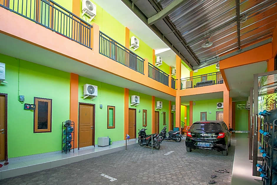 RedDoorz near Kejaksan Station Cirebon 2