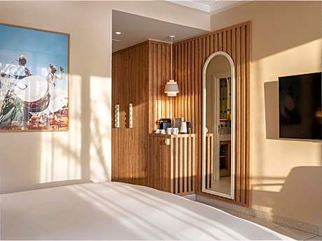 Junior Suite With King-Size Bed And View Of The Swimming Pool