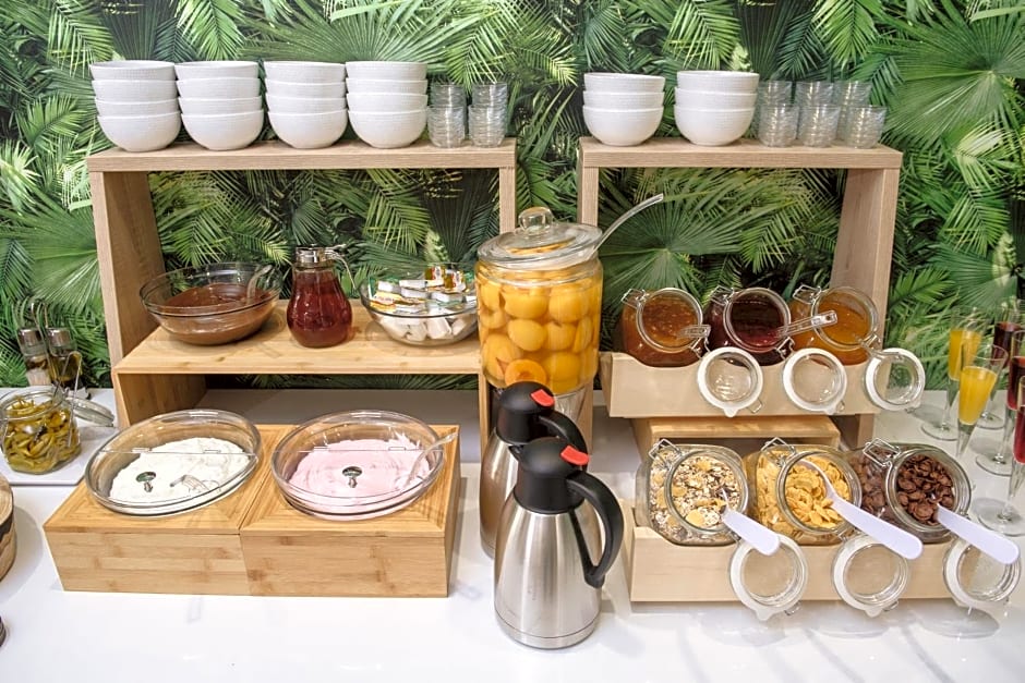 Aqua Beachfront Elegant Hotel