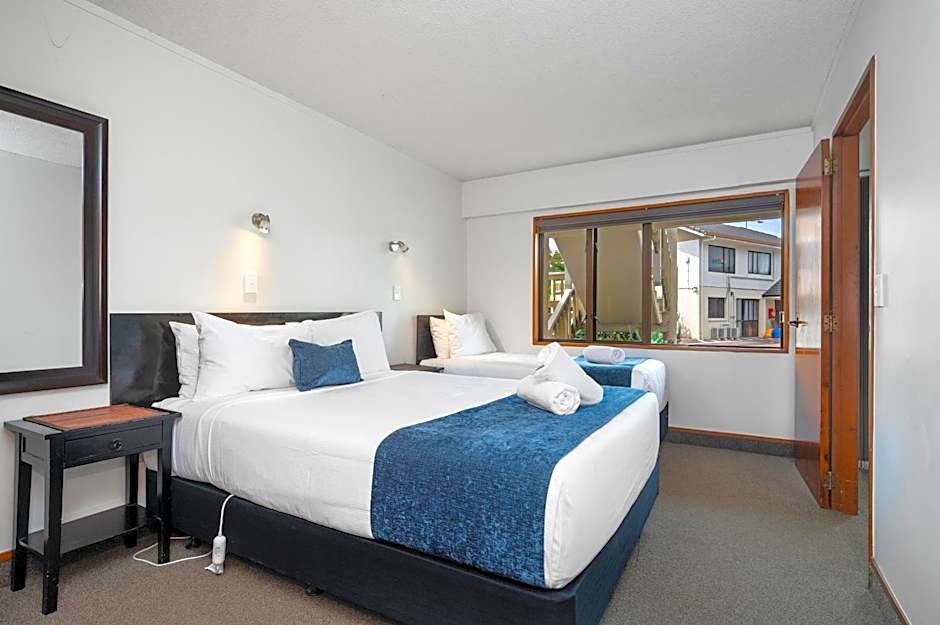 Summit Motor Lodge