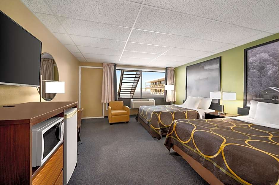 Super 8 by Wyndham Hearst ON