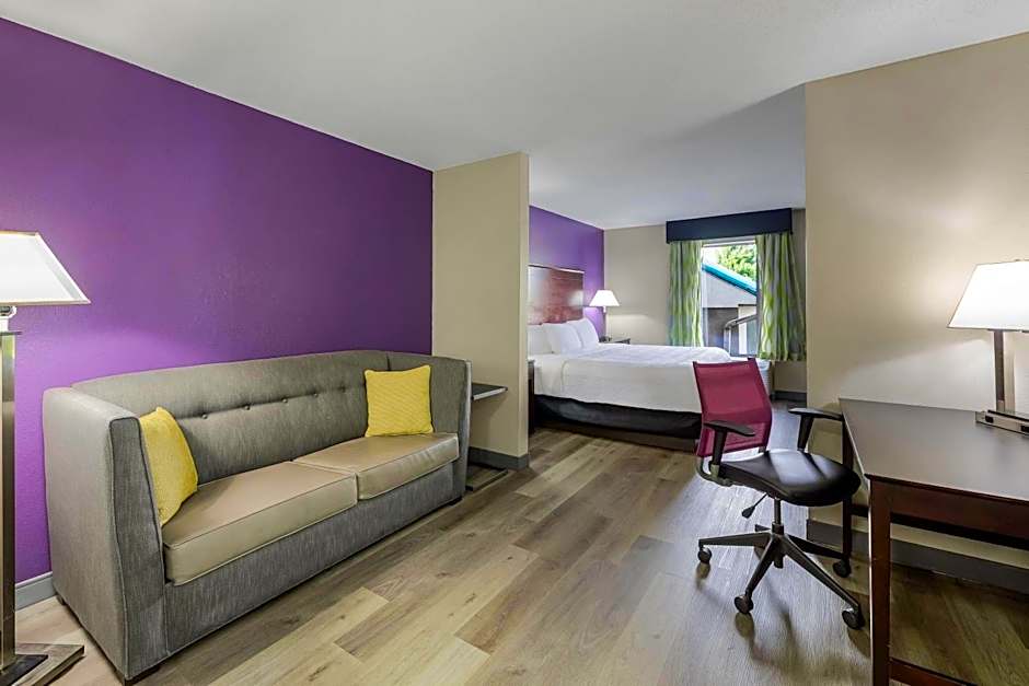 La Quinta Inn & Suites by Wyndham Louisville East