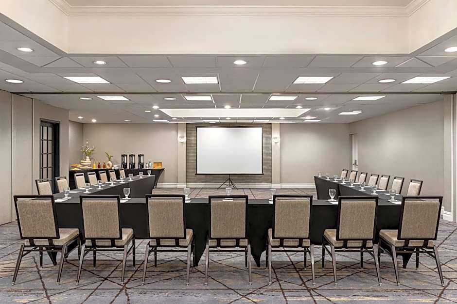 Crowne Plaza Edison By IHG