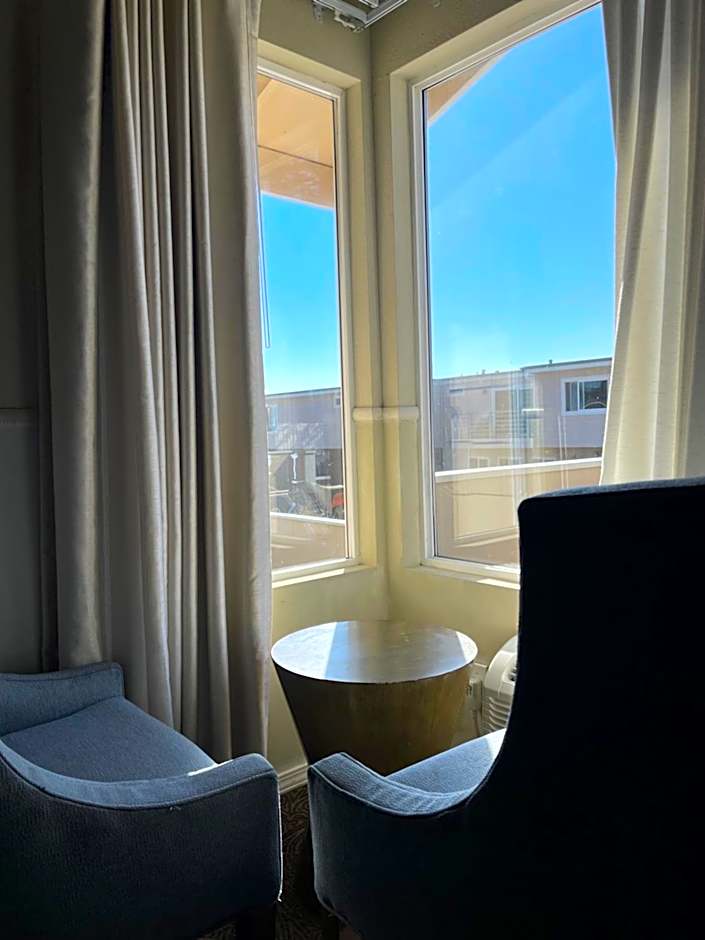 Cambria Landing Inn and Suites