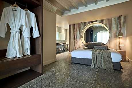 Double pool view with heated sharing pool