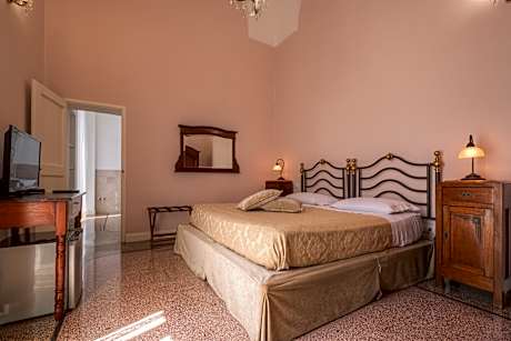 Deluxe room (2 adults)