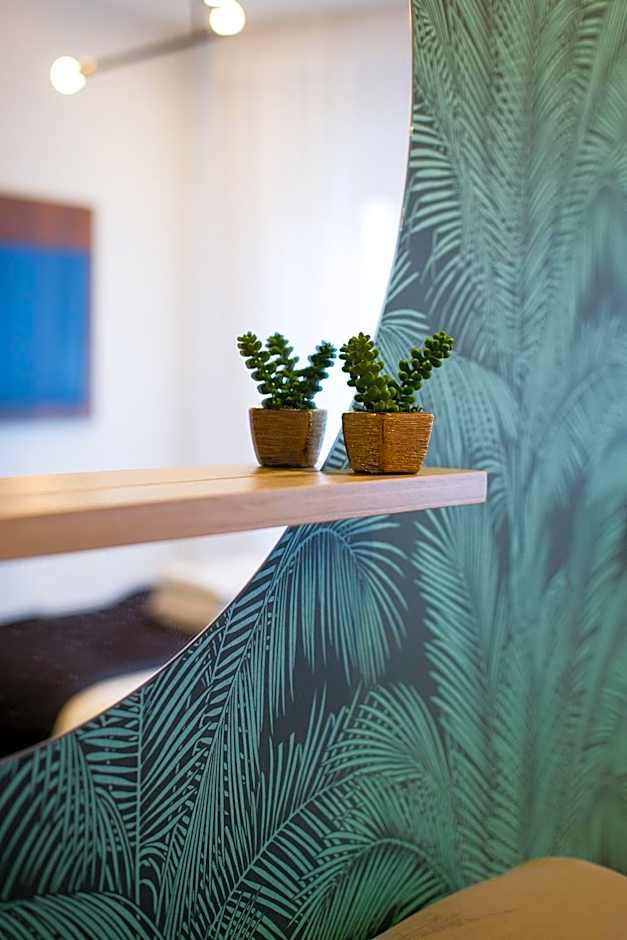 Studio Palms Steps from JeanTalon Market Full Bath by Den Stays