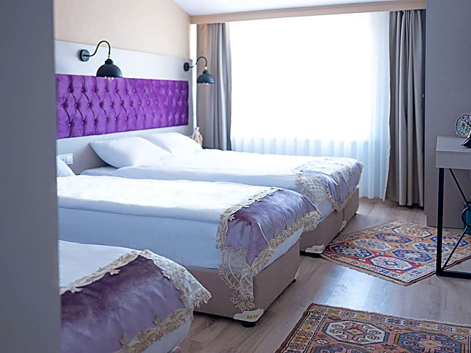 The Lola Hotel