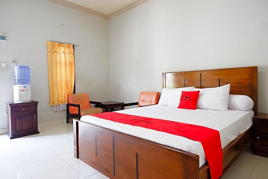RedDoorz near Mutiara SIS Al Jufrie Airport Palu