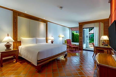 King Room with Pool View - Grande Premium Pool Access
