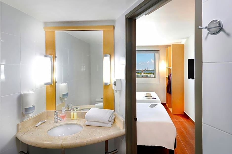 Ibis Cancun Centro Hotel