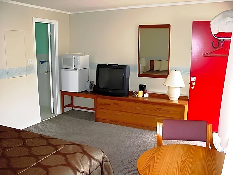 A Holiday Motel - Maggie Valley
