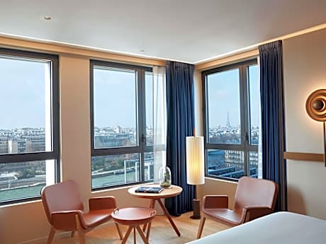 STUDIO PANORAMA VIEW, 1 King, Corner Junior Suite, River Seine and Eiffel Tower view
