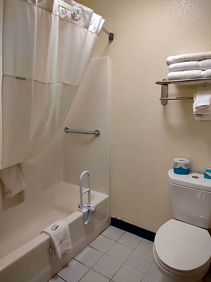 Days Inn & Suites by Wyndham Fargo 19th Ave/Airport Dome