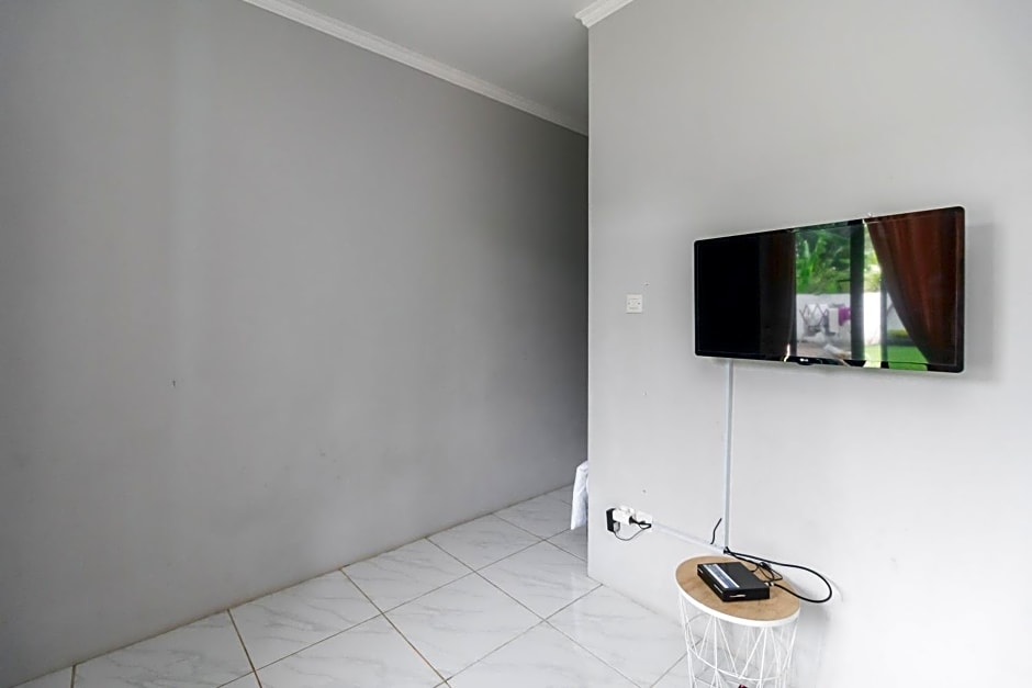 RedDoorz Plus near Jungeland Sentul