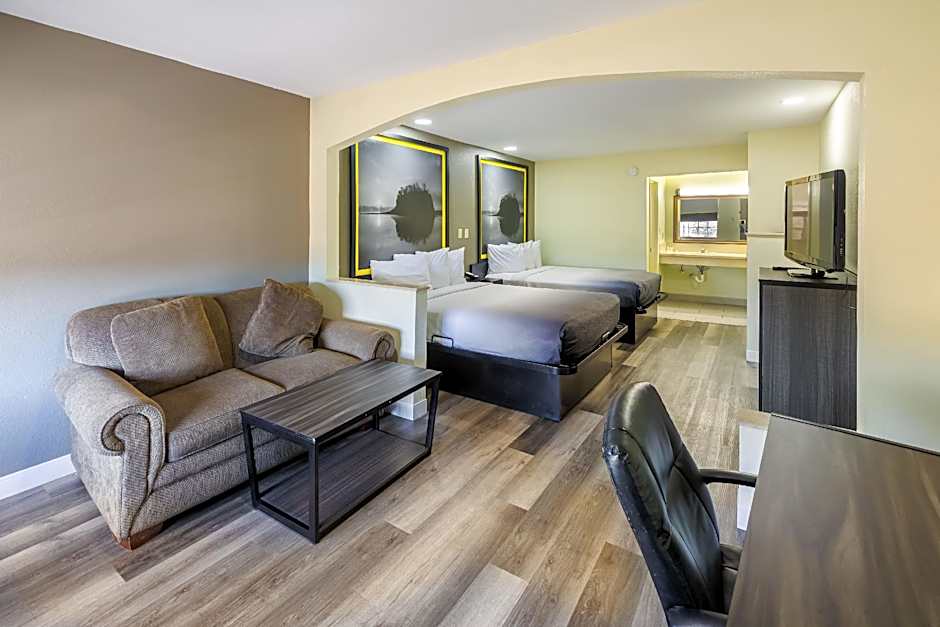 Super 8 by Wyndham Jackson MS Near the Fairgrounds