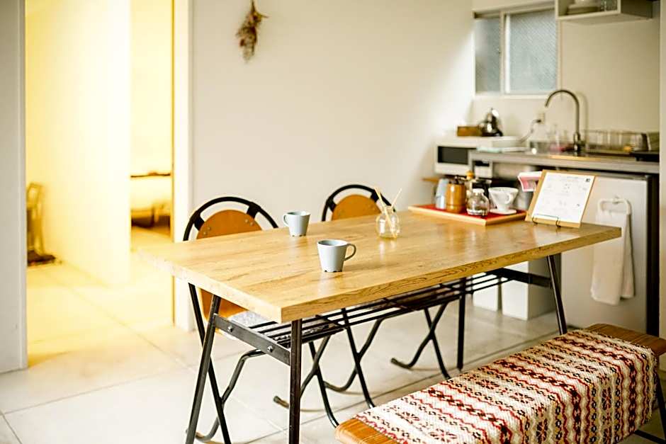 ROUTE - Cafe and Petit Hostel