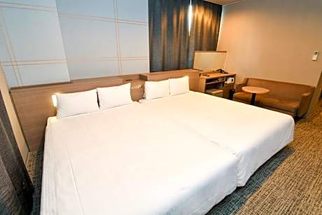 Deluxe Twin Room with Station View