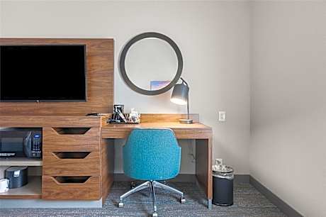 King Room with Accessible Tub - Mobility and Hearing Access/Non-Smoking