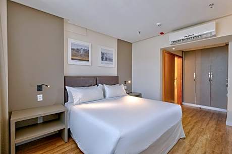 1 King Standard Accessible