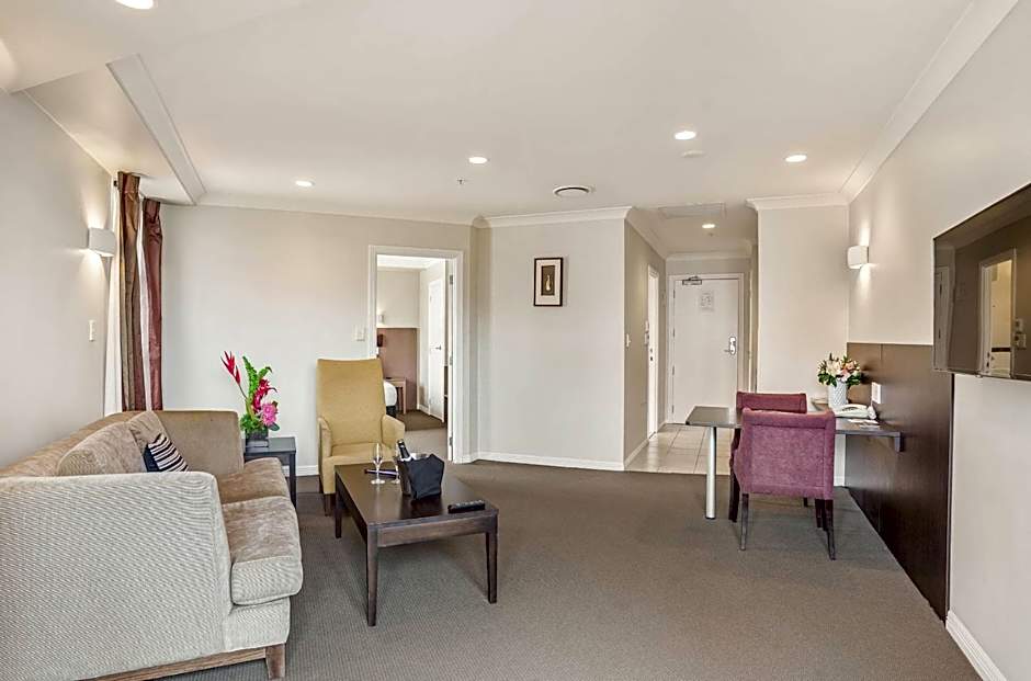 Parkside Hotel & Apartments