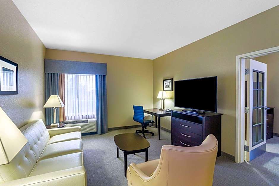 Photo 1 of 4 of 1 Bedroom 1 King Bed Suite