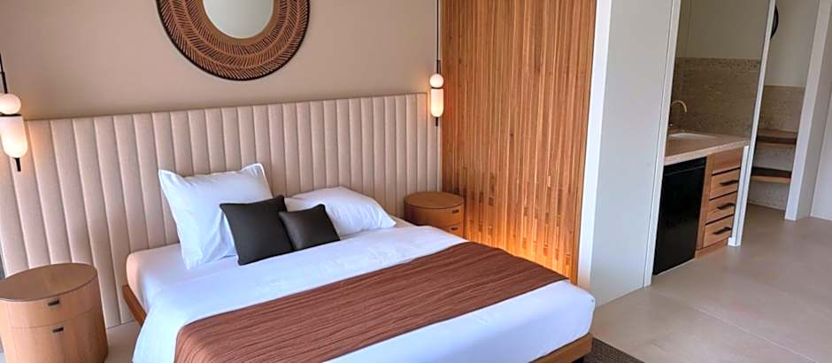 Royal Hotel and Suites